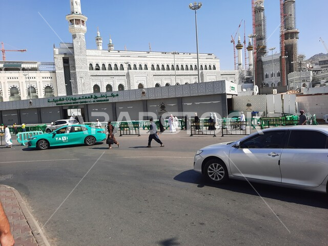  الفن الهندسي المعماري للأماكن الدينية المقدسة، نقاط تجمع زوار المسجد الحرام في مكة المكرمة، مركز دخول المعتمرين (الشبيكة)، مداخل للدخول إلى الأراضي المقدسة، الفناء الخارجي للحرم المكي، أداء العبادات للتقرب إلى الله تعالى