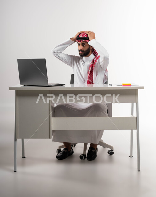 مكالمات فيديو عبر الحاسب المحمول، خسارة الشركة والفشل في تحقيق الأهداف, الشعور بالانزعاج والصدمة, تعابير الاندهاش بسماع الاخبار السيئة, بورتريه لرجل عربي سعودي خليجي يرتدي الشماغ والثوب التقليدي يضع يديه على رأسه بإيماءات الذهول, خلفية بيضاء .