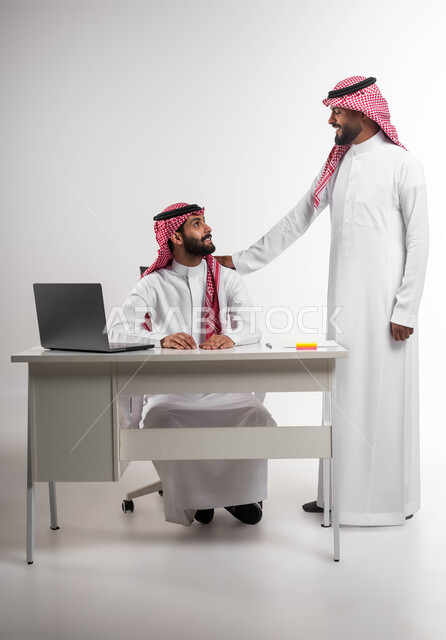 إيماءات الحزم والثقة بالنفس،  بورتريه لموظفين عربيين خليجيين سعوديين مبتسمين يرتديان الشماغ والثوب التقليدي ينظران بتعابير الإعجاب في الآداء، الوحدة والتفاعل الجماعي لتحقيق أهداف الشركة وحل المشكلات، مفهوم الإدارة المتعاونة، خلفية بيضاء.