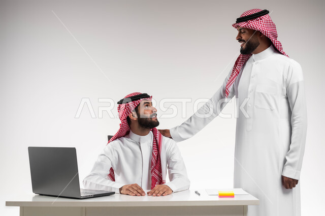 الشعور بالإعجاب في الآداء والدعم،  بورتريه لموظفين عربيين خليجيين سعوديين مبتسمين يرتديان الشماغ والثوب التقليدي ينظران بإيماءات الثقة، الوحدة والتفاعل الجماعي لتحقيق أهداف الشركة وحل المشكلات، مفهوم الإدارة المتعاونة، خلفية بيضاء.