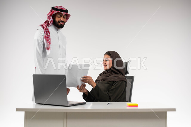 استخدام التقنيات الحديثة، متابعة إنجازات مهام الموظفين، الرغبة في تعلم اساليب العمل والتطوير المهني، بورتريه لزميلين عربيين خليجيين سعوديين يقومان بحل المشكلات لتحقيق أهداف الشركة، الانتباه للملاحظات وتطبيقها، العمل الجماعي وروح الفريق الواحد، خلفيه بيضاء