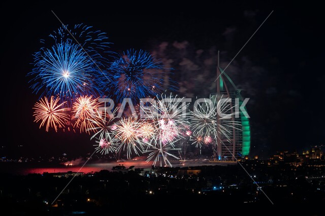 الفن الهندسي المعماري للأبراج وناطحات السحاب في الإمارات العربية المتحدة، صورة ليلية للالعاب النارية في السماء فوق بحر مارينا دبي، الاحتفال بالمناسبات والأعياد، النمو والتطور العمراني، مناطق جذب واستقطاب السائحين .