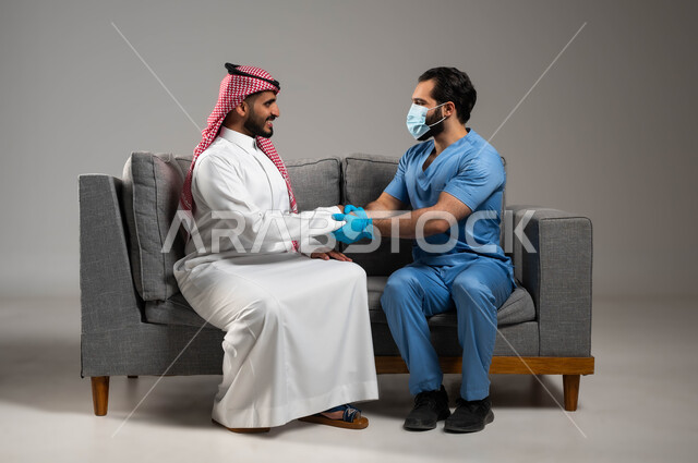 االارشادات و النصائح الطبية, الاهتمام والرعاية الصحية المنزلية, بورتريه لرجل عربي خليجي سعودي يرتدي الثوب التقليدي والشماغ يجلس على الكنبة, ممرض سعودي يقوم بتقديم الدعم المعنوي, شركات التمريض في السعودية, العمل في القطاع الصحي, خلفية رمادية