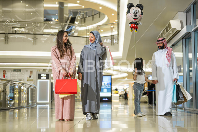 مجموعة من المواطنين العرب الخليجيين السعوديين في المركز التجاري في السعودية، حسومات وعروض الجمعة البيضاء في المملكة، متعة التسوق مع الأصدقاء والعائلة، شراء واقتناء المستلزمات من المولات