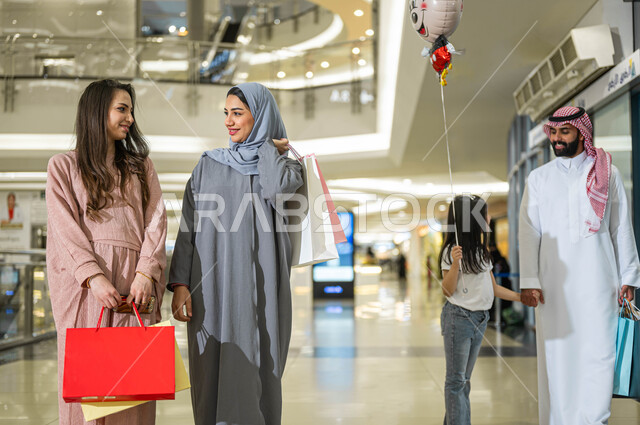 حسومات وعروض الجمعة البيضاء في المملكة، مجموعة من المواطنين العرب الخليجيين السعوديين في المركز التجاري في السعودية، متعة التسوق مع الأصدقاء والعائلة، شراء واقتناء المستلزمات من المولات