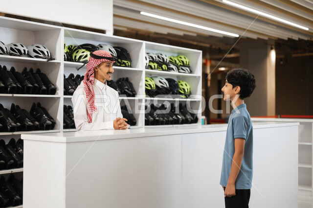 الأدوات اللازمة لممارسة الهوايات المفضلة في ساحات التزلج، ولد عربي خليجي سعودي يقوم باستعارة الزلاجات وخوذة الحماية عند مضمار التزلج، الاستعداد لبدء التحديات والمغامرات، قضاء أوقات الفراغ في احد المراكز الترفيهية في السعودية