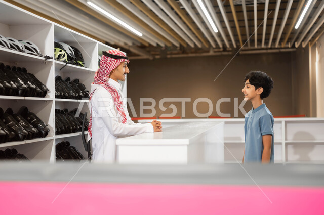 الأدوات اللازمة لممارسة الهوايات المفضلة في ساحات التزلج، ولد عربي خليجي سعودي يقوم باستعارة الزلاجات وخوذة الحماية عند مضمار التزلج، الاستعداد لبدء التحديات والمغامرات، قضاء أوقات الفراغ في احد المراكز الترفيهية في السعودية