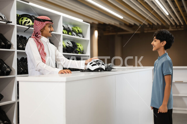 الاستمتاع بقضاء عطلة نهاية الاسبوع، القيام باستعارة الزلاجات وخوذة الحماية من الاستقبال عند مضمار التزلج بإيماءات  السرور، الاستعداد لبدء التحديات والمغامرات، ولد عربي خليجي سعودي في احد المراكز الترفيهية في السعودية، ممارسة الهوايات المفضلة في ساحات التزلج