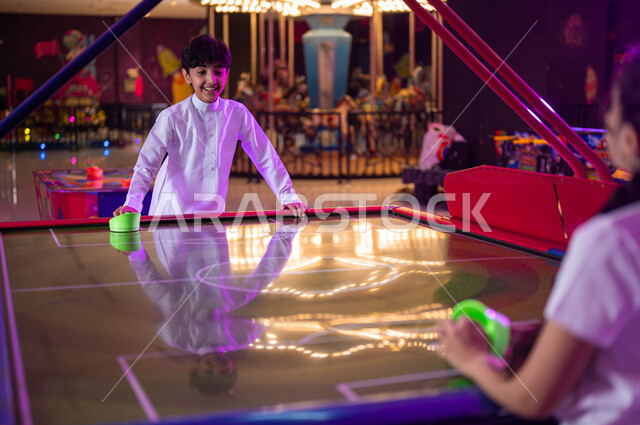 الشعور بالإثارة والمتعة في مباريات القرص المنزلق، أنشطة ترفيهية متميزة، صالات ألعاب الأركيد الحديثة، الاستمتاع في اللعب مع الأخوة، ولد وفتاة عربيان سعوديان خليجيان يتنافسان بألعاب الهوكي الهوائية على الطاولة الالكترونية،  قسم التحديات والمغامرات .