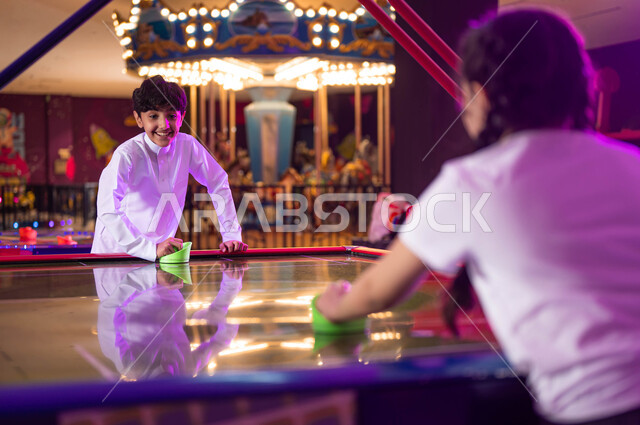 الإثارة والمتعة في مباريات القرص المنزلق، أنشطة ترفيهية متميزة، صالات ألعاب الأركيد الحديثة، الاستمتاع في اللعب مع الأخوة، ولد وفتاة عربيان سعوديان خليجيان يتنافسان بألعاب الهوكي الهوائية على الطاولة الالكترونية،  قسم التحديات والمغامرات .