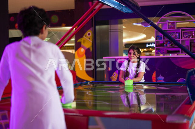 مباريات وتجارب واقعية، المراكز الترفيهية في المملكة العربية السعودية، صالات ألعاب الأركيد لبحديثة، قسم التحديات والمغامرات، ولد وفتاة عربيان سعوديان خليجيان يتنافسان بألعاب الهوكي الهوائية على الطاولة الالكترونية، الاستمتاع في اللعب مع الأخوة .