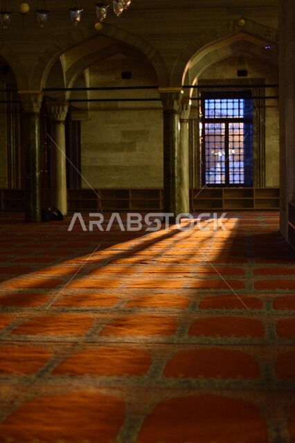  أشعة الشمس من داخل حرم أحد المساجد في السعوديه، أماكن دينية اسلامية في المملكة العربية السعودية، الفن الهندسي المعماري الداخلي والتصاميم العربية للجوامع، التقرب إلى الله من خلال أداء الصلوات الخمس, اسلاميات وعبادة، مفهوم الهدوء والسكينة والروحانية