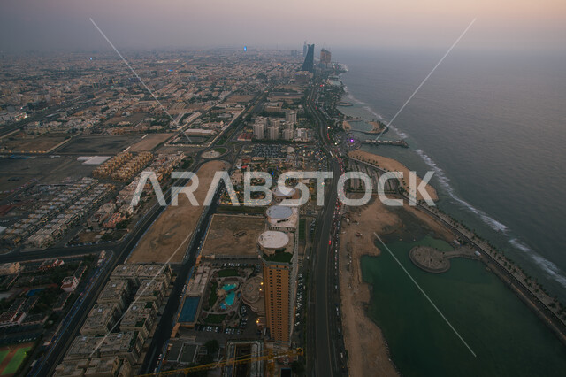 صورة درون جوية لكورنيش مدينة جدة وضح النهار، الواجهه البحرية المطلة على ساحل البحر الاحمر، التطور والنمو العمراني للمنشآت وناطحات السحاب, معالم واماكن جذب سياحية في المملكة العربية السعودية، 