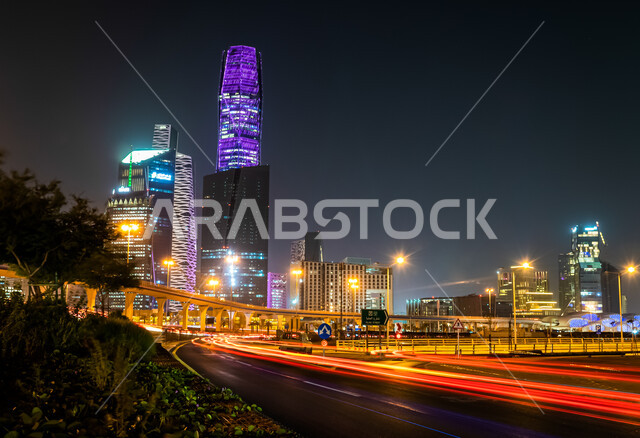 أبراج مركز الملك عبدالله المالي في الرياض وقت الليل، التجهيزات الطرقية والانارة الليلة في الشوارع العامة، الواجهة الرئيسية للمال والاعمال في السعودية، الحركة المرورية للسيارات في شوارع المدينة، النمو والتقدم والتطور الاقتصادي للبلاد