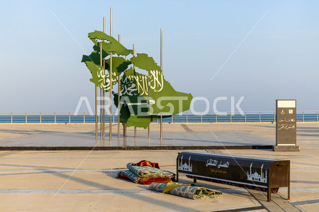 تجهيزات المصلى المتنقل لإقامة فروض الصلاة على وقتها، مجسم وطن في كورنيش الخبر بالمنطقة الشرقية، معالم واماكن سياحية طبيعية في المملكة العربية السعودية، الواجهة البحرية على ساحل الخليج العربي، نصب تذكاري لخريطة السعودية في مدينة الخبر