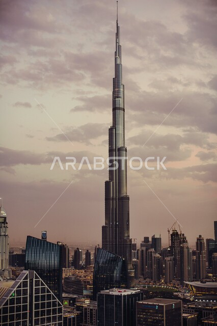 الفن الهندسي المعماري المتطور للمنشآت التجارية والسكنية، صورة جوية لبرج خليفة وناطحات السحاب في إمارة دبي في دولة الإمارات العربية المتحدة، معالم واماكن سياحية مشهورة، التجهيزات الطرقية والحركة المرورية في شوارع المدينة