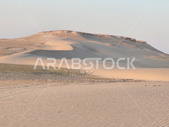 المرتفعات والتضاريس والقمم الجبلية في البراري، التكوينات والتشكلات الصخرية في صحراء المنطقة الشرقية في المملكة العربية السعودية، الرمال الناعمة والكثبان الرملية الذهبية، مناطق البادية والبيئة الطبيعية الصحراوية، خلفية الطبيعة