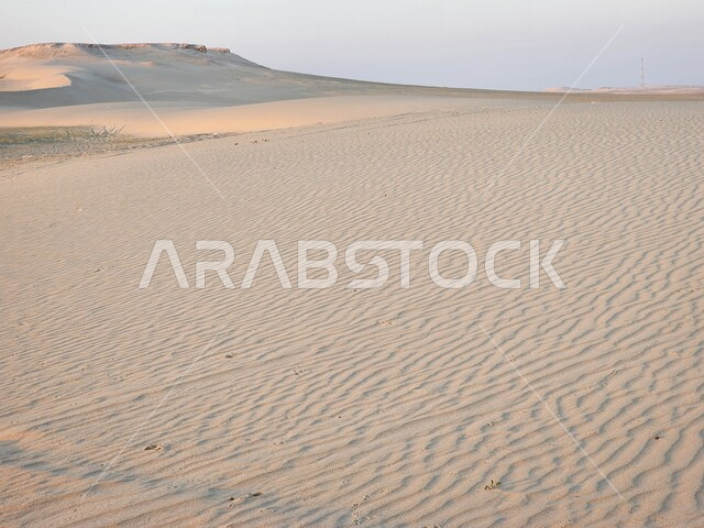 الرمال الناعمة والكثبان الرملية الذهبية، المرتفعات والتضاريس والقمم الجبلية في البراري، التكوينات والتشكلات الصخرية في صحراء المنطقة الشرقية في المملكة العربية السعودية، مناطق البادية والبيئة الطبيعية الصحراوية، خلفية الطبيعة