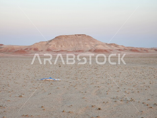 التكوينات والتشكلات الصخرية في صحراء المنطقة الشرقية في المملكة العربية السعودية، التضاريس والمرتفعات والقمم الجبلية في البراري، الرمال الناعمة والكثبان الرملية الذهبية، مناطق البادية والبيئة الطبيعية الصحراوية، خلفية الطبيعة