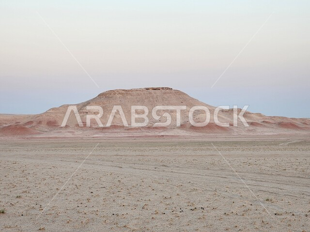 التشكيلات والتكوينات الصخرية في صحراء المنطقة الشرقية في المملكة العربية السعودية، التضاريس والمرتفعات والقمم الجبلية في البراري، الرمال الناعمة والكثبان الرملية الذهبية، مناطق البادية والبيئة الطبيعية الصحراوية، خلفية الطبيعة