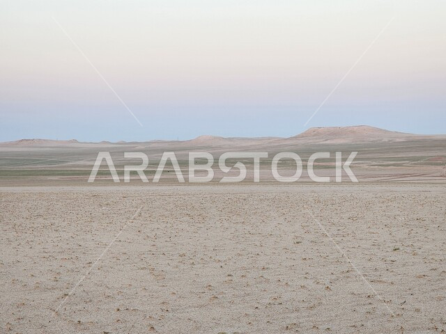 مناطق البادية والبيئة الطبيعية الصحراوية، التكوينات والتشكلات الصخرية في صحراء المنطقة الشرقية في المملكة العربية السعودية، الرمال الناعمة والكثبان الرملية الذهبية، المرتفعات والتضاريس والقمم الجبلية في البراري، خلفية الطبيعة