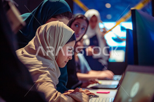 توعية الزوار على طرق الحمايه من القرصنه المعلوماتيه ،فعاليات موسم الرياض ،صورة مقربة لامرأة عربيه خليجية سعودية تعمل على جهاز الحاسوب، استكشاف الابتكارات في مجال السايبر سكيوريتي, التعرف على استراتيجيات لمواجهة التهديدات السيبرانيه, معرض بلاك هات للامن السيبراني