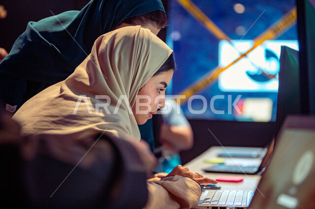 فعاليات موسم الرياض, توفير فرص عمل حقيقية في نظام بيئي متفاعل ،صورة مقربة لامرأة عربيه خليجية سعودية تعمل على جهاز الحاسوب المحمول، استكشاف الابتكارات في مجال السايبر سكيوريتي, التعرف على استراتيجيات لمواجهة التهديدات السيبرانيه, معرض بلاك هات للامن السيبراني