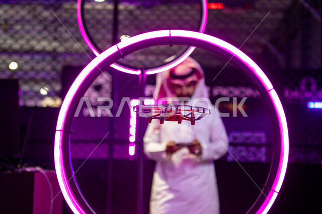 تجربة مثيرة لطائرة الدرون المتطورة، رجل عربي خليجي سعودي يرتدي الزي التقليدي في زيارة معرض  بلاك هات للامن السيبراني, استثمار الانشطة في المجالات الترفيهية، فعاليات موسم الرياض, منظمة لحماية النظام البيئي التكنولوجي، استكشاف الابتكارات في مجال السايبر سكيوريتي