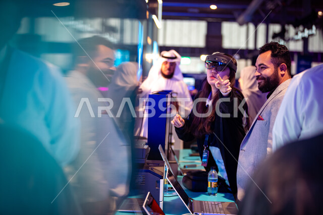 قدوم الزوار من مختلف البلدان للقيام بتجربة مثيرة متطورة في معرض بلاك هات للامن السيبراني، تحقيق مستهدفات رؤية المملكة 2030، ارتداء نظارة ثلاثية الابعاد ومحاولة النقر على عنصر ما، فعاليات موسم الرياض, استكشاف الابتكارات والتقنيات في مجال السايبر سكيوريتي