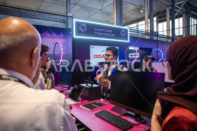 مجموعه من الاشخاص في معرض بلاك هات للامن السيبراني ،تقديم المعلومات للزوار و طرق الحمايه من القرصنه المعلوماتيه و الاختراق الغير قانوني، إنشاء مركز حيوي لمشاركة أحدث التطورات في أمن الشبكات, استكشاف الابتكارات في مجال السايبر سكيوريتي, فعاليات موسم الرياض