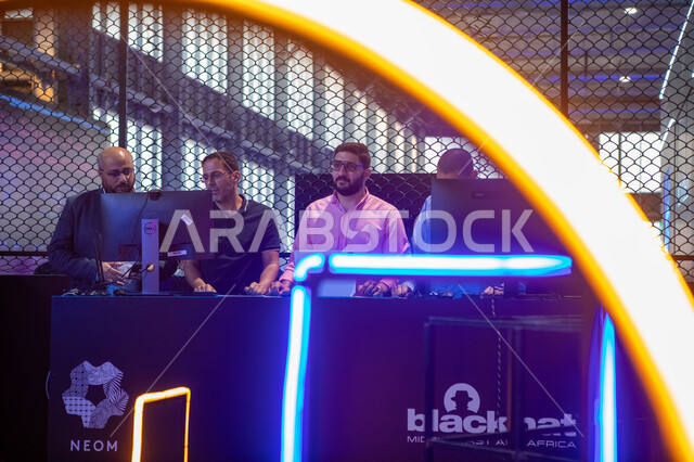 فعاليات موسم الرياض ،مجموعه من الاشخاص في معرض بلاك هات للامن السيبراني ،تقديم المعلومات للزوار و طرق الحمايه من القرصنه المعلوماتيه و الاختراق الغير قانوني، إنشاء مركز حيوي لمشاركة أحدث التطورات في أمن الشبكات, استكشاف الابتكارات في مجال السايبر سكيوريتي