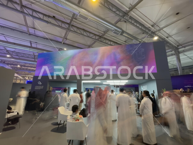 ازدحام الزوار في ممرات معرض بلاك هات للامن السيبراني, استكشاف الابتكارات في مجال السايبر سكيوريتي, التعرف على استراتيجيات لمواجهة التهديدات السيبرانيه, فعاليات موسم الرياض, منظمة لحماية النظام البيئي التكنولوجي , مقاومة التهكير والقرصنه في امن الشبكات