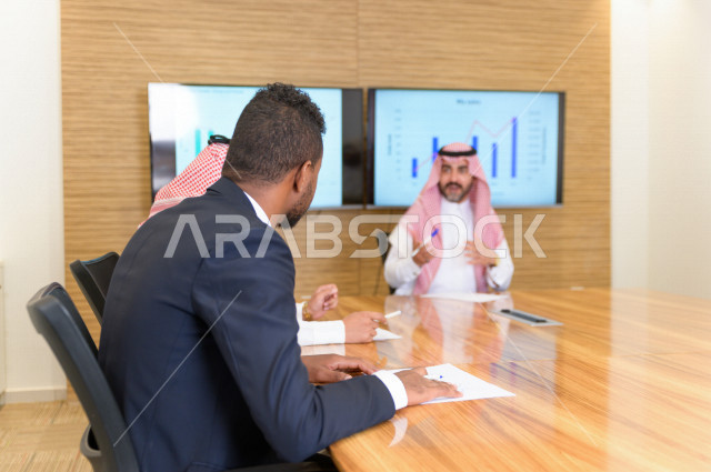 اجتماع اداري مع مجموعة من الأشخاص السعوديين الخليجيين في غرفة الاجتماعات  ، شركة سعودية  ، شركاء العمل ، بيئة العمل