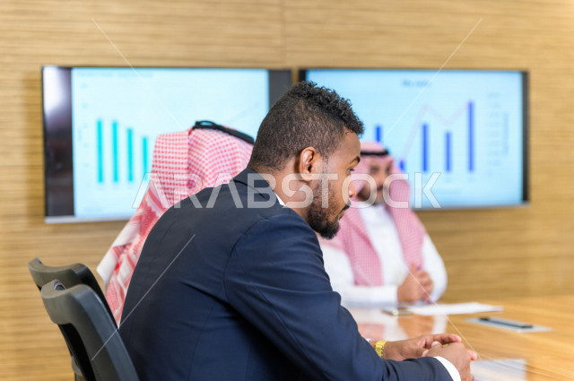 اجتماع اداري مع مجموعة من الأشخاص السعوديين الخليجيين في غرفة الاجتماعات  ، شركة سعودية  ، شركاء العمل ، بيئة العمل