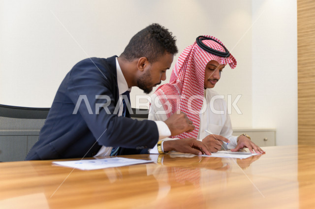 اجتماع اداري مع مجموعة من الأشخاص السعوديين الخليجيين في غرفة الاجتماعات  ، شركة سعودية  ، شركاء العمل ، بيئة العمل