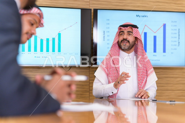 اجتماع اداري مع مجموعة من الأشخاص السعوديين الخليجيين في غرفة الاجتماعات  ، شركة سعودية  ، شركاء العمل ، بيئة العمل