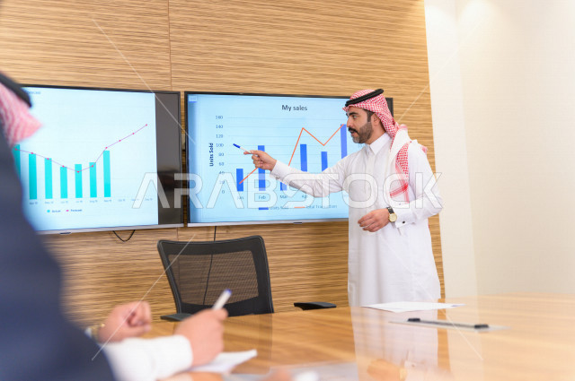اجتماع اداري مع مجموعة من الأشخاص السعوديين الخليجيين في غرفة الاجتماعات  ، شركة سعودية  ، شركاء العمل ، بيئة العمل