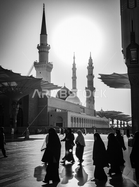 أماكن ومعالم إسلامية مقدسة، صورة ظلية ساحة المسجد النبوي الشريف في المدينة المنورة بالمملكة العربية السعودية، العبادة والتقرب الى الله، تجمع المسلمون في المجمع الخارجي للمسجد النبوي في المدينة المنورة، المظلات الإلكترونية الخارجية