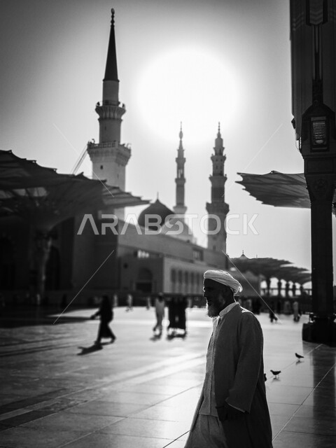 أماكن ومعالم إسلامية مقدسة، صورة ظلية لساحة المسجد النبوي الشريف في المدينة المنورة بالمملكة العربية السعودية، العبادة والتقرب الى الله، رجل مسلم في المجمع الخارجي للمسجد النبوي في المدينة المنورة، المظلات الإلكترونية الخارجية