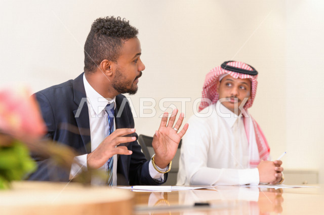 اجتماع اداري مع مجموعة من الأشخاص السعوديين الخليجيين في غرفة الاجتماعات  ، شركة سعودية  ، شركاء العمل ، بيئة العمل