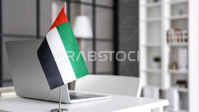 العلم الوطني الإماراتي على الطاولة المكتبية في العمل, تطور التقنيه والتكنولوجيا, جهاز الحاسوب على طاولة المكتب, شركات ومكاتب إماراتية، تصاميم وديكورات داخلية حديثة
