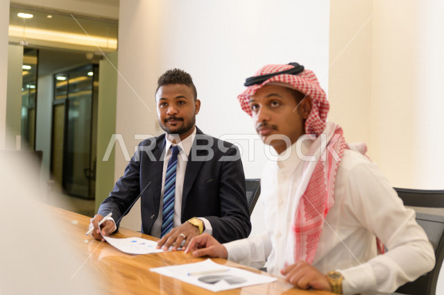اجتماع اداري مع مجموعة من الأشخاص السعوديين الخليجيين في غرفة الاجتماعات  ، شركة سعودية  ، شركاء العمل ، بيئة العمل