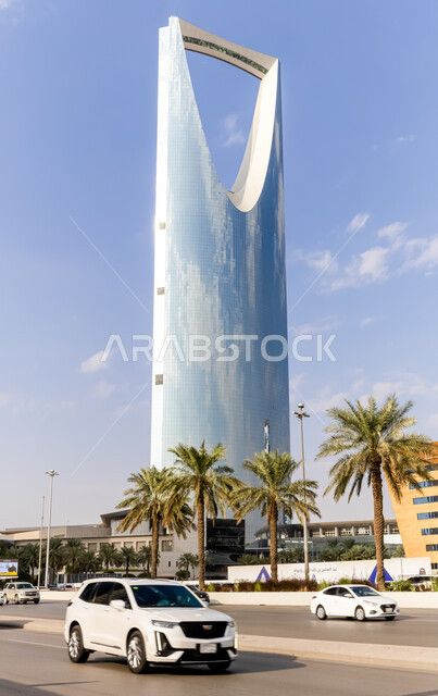 حركة مرور السيارات في الطرق والشوارع، النمو والتطور العمراني، برج المملكه في مدينة الرياض، الفن الهندسي المعماري للأبراج وناطحات السحاب في المملكة العربية السعودية، معالم الرياض المشهورة، الاهتمام بالتشجير في المدن