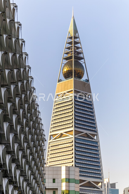 النمو والتطور العمراني في العاصمة، صورة مقربة لبرج الفيصلية في مدينة الرياض، الفن الهندسي المعماري للأبراج وناطحات السحاب في المملكة العربية السعودية، معالم ومباني مشهورة