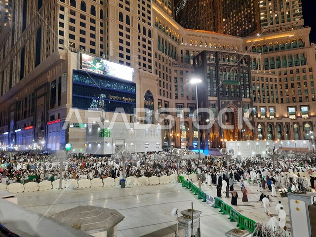 الفناء الخارجي للحرم المكي في مكة المكرمة, الفنادق والأبراج الفاخرة المحيطة بالمسجد، التجمع الاسلامي من كل انحاء العالم لأداء العبادات والتقرب الى الله, أماكن ومعالم دينية اسلامية مقدسة, الحجاج والمعتمرين في الساحة الخارجية لبيت الله الحرام