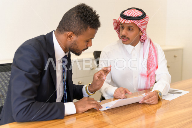 اجتماع اداري مع مجموعة من الأشخاص السعوديين الخليجيين في غرفة الاجتماعات  ، شركة سعودية  ، شركاء العمل ، بيئة العمل