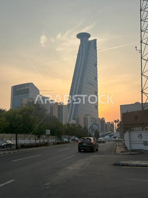 النمو والتوسع العمراني في المنطقة الشرقية، حركة مرور السيارات في الشوارع في وقت الغروب, الفن الهندسي المعماري للمباني السكنية والأبراج في المملكة, فنادق ومنتجعات سياحية مشهورة ، برج هيد كوارترز على الواجهه البحرية لمدينة جدة