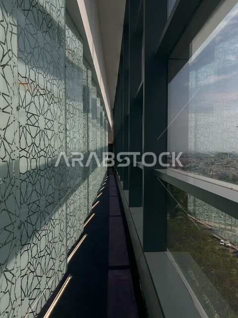 جدار زجاجي مثلج بزخارف هندسية إسلامية في إحدى المساجد في المملكة العربية السعودية، التصاميم المعمارية الهندسية الراقية، الفن الهندسي العصري الحديث، الديكور الداخلي على الطراز الإسلامي في الجوامع