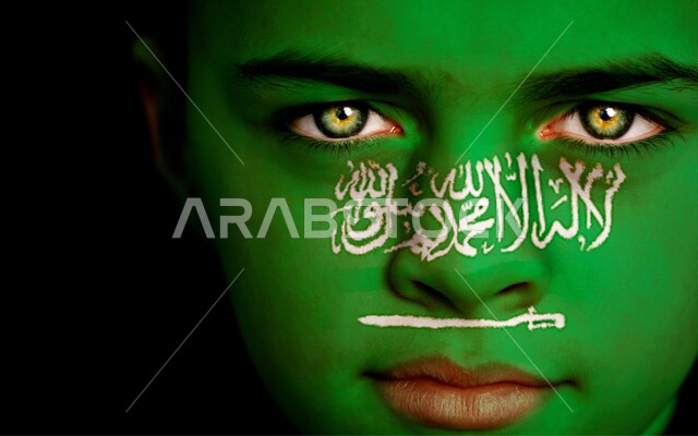 رسم شعار وعلم السعودية بالألوان المائية على الوجه، الاحتفال بيوم العلم 11 مارس، احياء ذكرى اليوم الوطني السعودي 23 سبتمبر، صورة مقربة لوجه فتاة عربية خليجية سعودية تحتفل في الأعياد والمناسبات الشعبية الوطنية، الولاء والحب للمملكة العربية السعودية