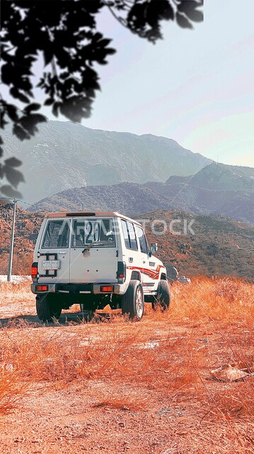 سيارة الدفع الرباعي البيضاء على طريق المملكة العربية السعودية, الرحلات الاستكشافية في القمم والجبال المرتفعة, معالم سياحية مشهورة, المناطق الصحراوية والطرق الجبلية